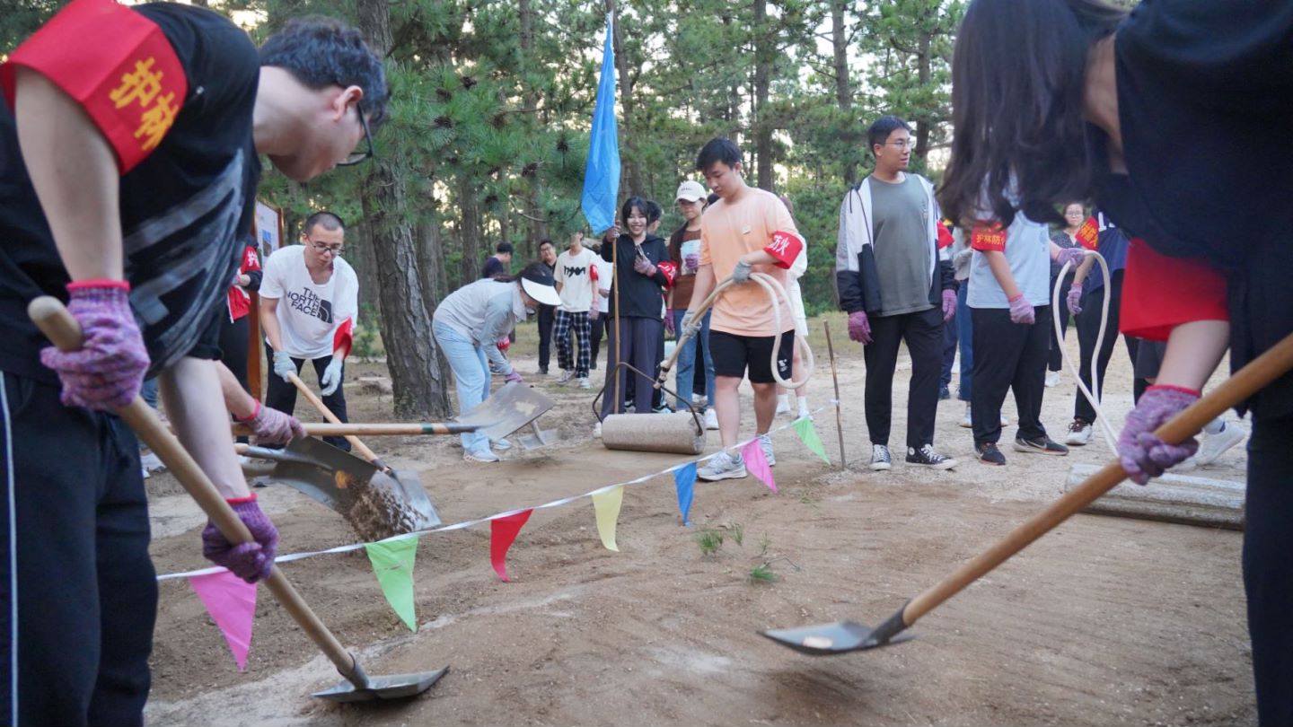 20230916-领航培训班-无-学员们在成山林场参加劳育活动.jpg