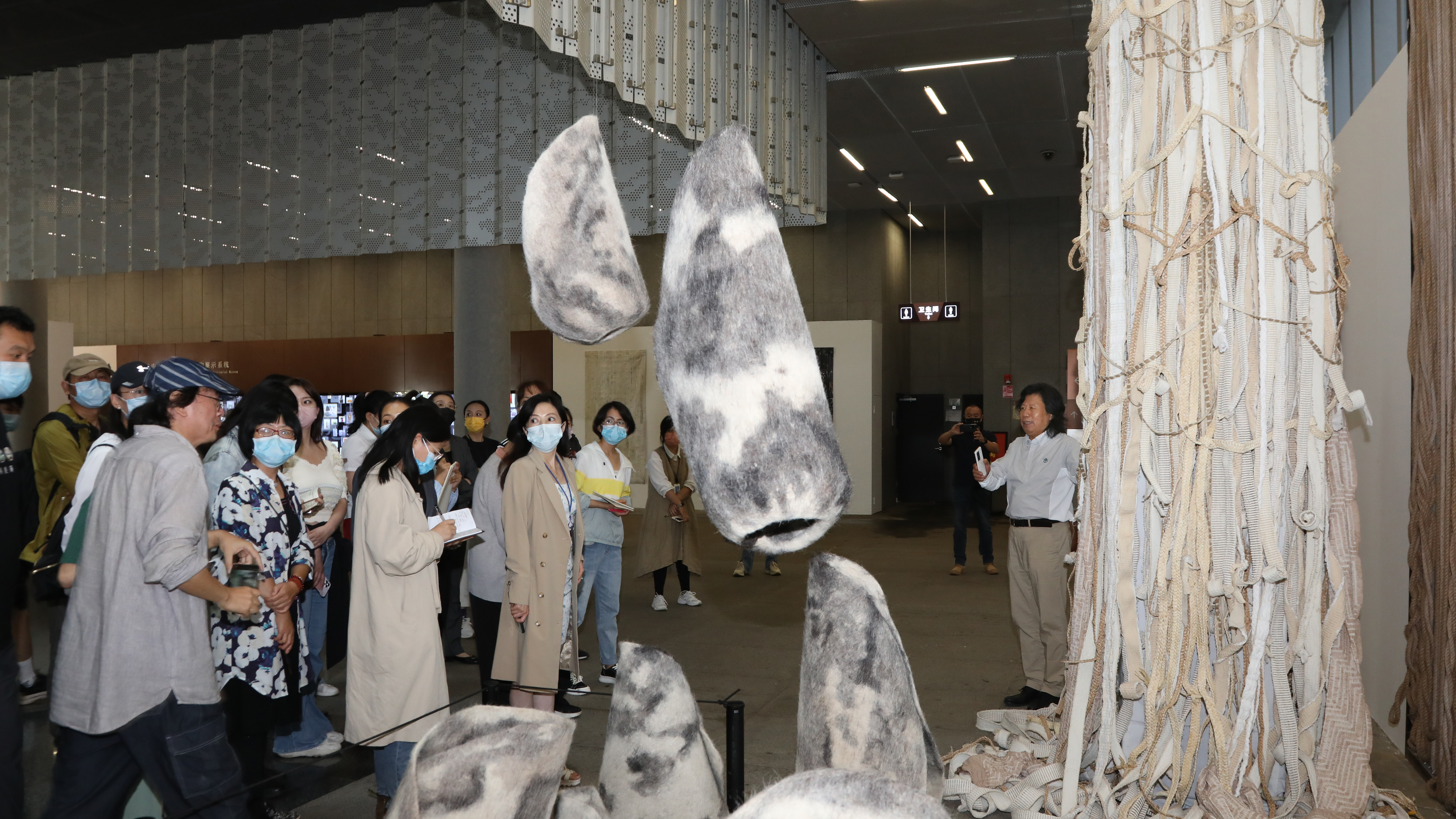 20220914-“从洛桑到北京”第十二届国际纤维艺术双年展-项目组-展览现场：林乐成教授为云南省博物馆讲解员授课.jpeg