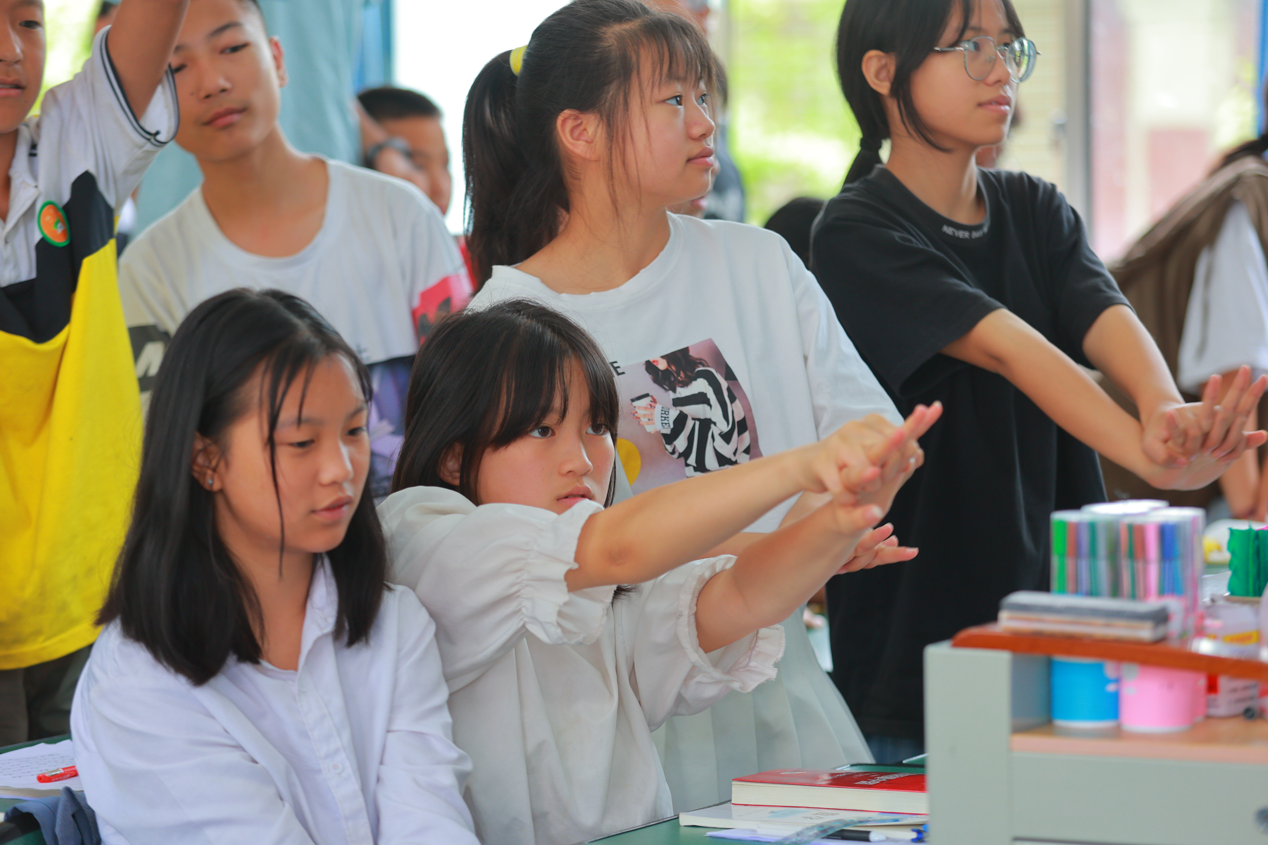 20220802-学生红会支教急救讲堂-郭镕玮-3 红会的老师和清华学生红会的同学们正在讲解AED电极片粘贴位置、演示心肺复苏，同学们跃跃欲试(2).jpg